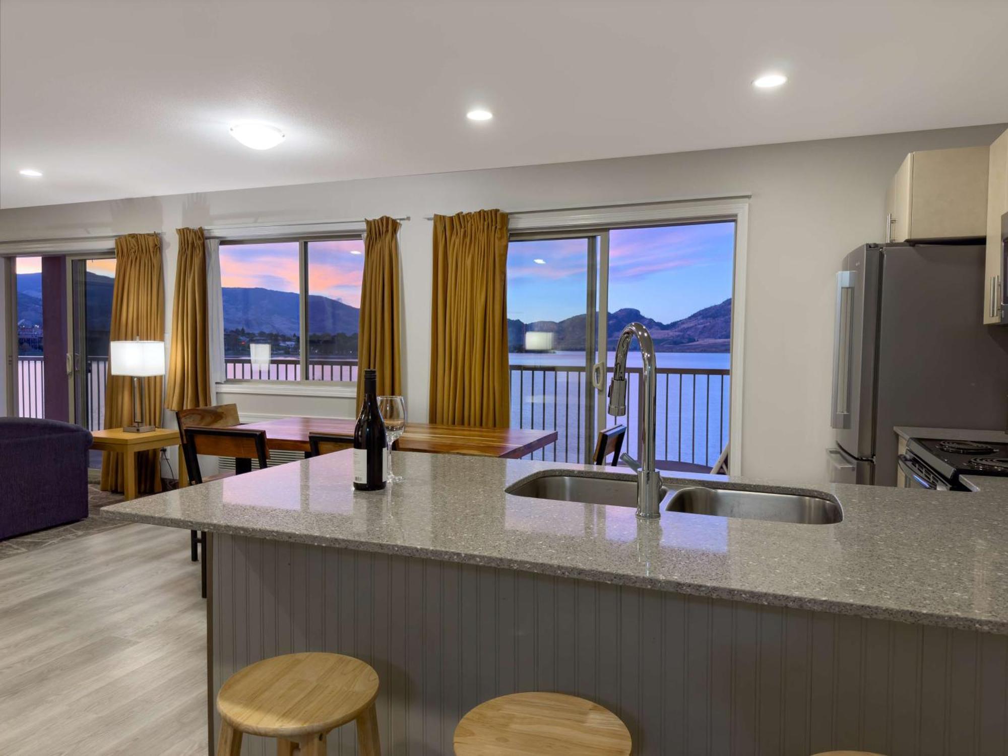 Coast Osoyoos Beach Hotel Extérieur photo